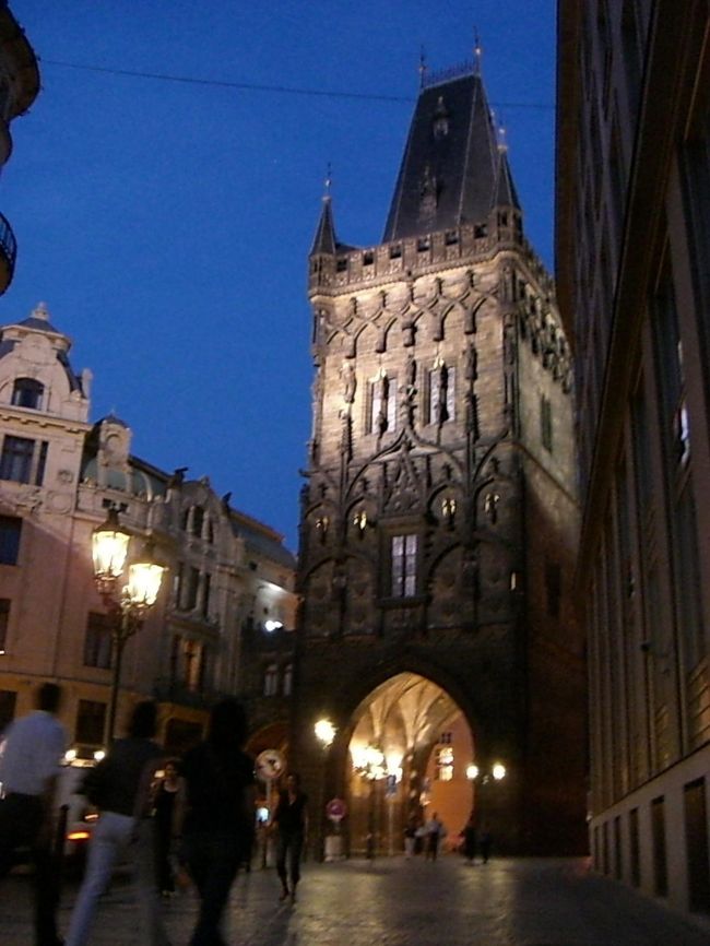 あ！火薬塔！！<br /><br />ライトアップされてて、いい感じ♪