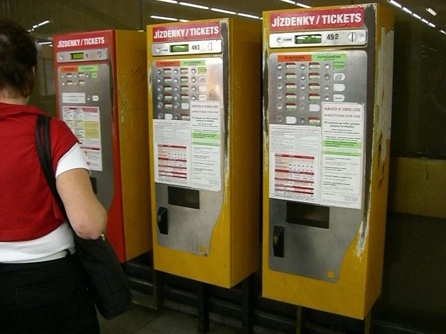 地下鉄の券売機です。<br />これで一日券も買えます。<br /><br />ちなみに、一回券も一日券も、<br />見た目は一緒。<br /><br />私たちは、一番安い１４Kcのチケットを<br />よく使いました。<br />プラハは結構歩けるので、<br />一番地下鉄・トラムに乗った日で<br />１日で５回。＝７０Kc<br />ちなみに一日券は８０Kcです。<br /><br />