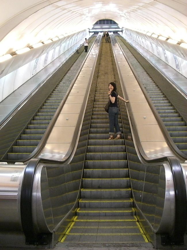 長〜くて、早〜い地下鉄のエスカレーター。<br /><br />これ、踊り場とかないし、<br />落ちでもしたら・・・。<br /><br />でも、だんだん慣れてきて<br />日本に帰ってきて、<br />関空のエスカレーターの遅さに<br />イラッとしてました。