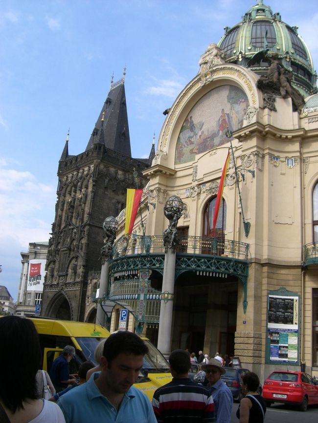 市民会館と火薬塔って<br />ひっついてたんだ！<br /><br />地図だと、ちょっと離れてると思ってた。<br /><br />華やかな市民会館と<br />ゴシックのズシッとした感じの火薬塔の<br />コントラストがなんかいい！