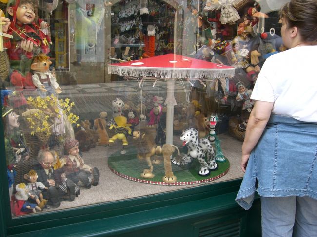 お土産（おもちゃ）やさんの<br />自動あやつり人形あやつり機。<br /><br />動物がグルグル行進してます。