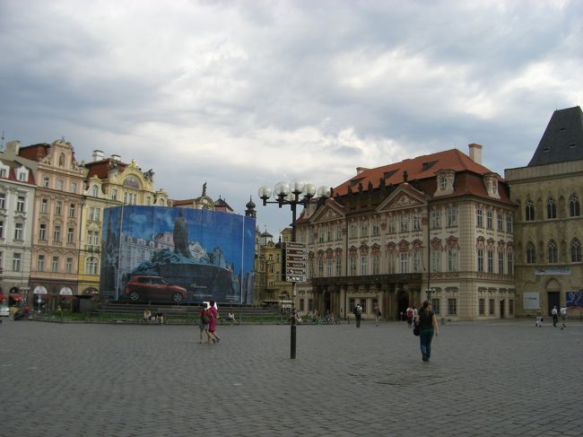 旧市街広場。<br /><br />なんと、ヤンフスさん、修復中。<br />お目にかかれたのは、<br />車の広告のカバーに写った写真のヤンフスさん。