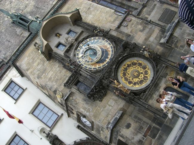 旧市庁舎の天文時計。<br /><br />毎時０分の鐘に合わせて、<br />人が集まってきます。<br /><br />時計が動くのを待ってると、<br />人ごみの中に<br />ポストカードとかを売る人が紛れ込んできます。<br />いつもは無視してますが、<br />ひとつ面白いのがあったので、<br />買ってみました。<br />