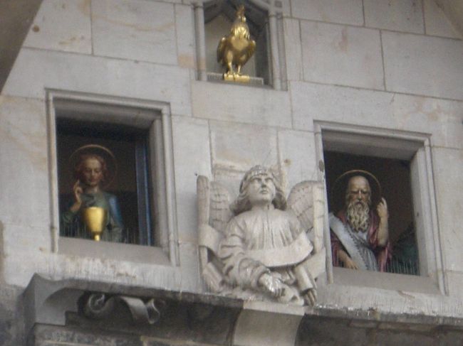 聖人たちが、次々でてきます。<br /><br />派手じゃないし、<br />口コミの評判もさまざまですが、<br />とりあえず、おさえとかないと！<br /><br />なんか、<br />骸骨が鐘を鳴らしてるのが<br />コミカルだったりする。