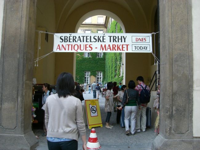 実はカレル橋に行くのに、<br />ちょっと道に迷ってました。<br /><br />そしたら、偶然にアンティークマーケット発見！！<br /><br />もう一回行けって言われても、<br />行けない・・・。<br /><br />今回の目的のひとつでもあった<br />アンティークマーケット！<br />テンションあがります↑↑<br /><br />ちなみに入場料３０Ｋｃでした。<br /><br />・・・後記・・・<br />たまたま本屋で見かけたチェコ本で、<br />ここがクレメンティヌムの中庭ってことが判明！！<br />日曜にアンティークマーケットが<br />催されているとのことです！