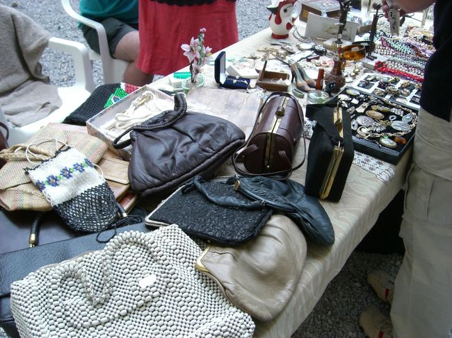 古い切手<br />古いかばん<br />古いアクセサリー<br />古い食器<br />古い花瓶・・・。<br /><br />ナチスマークの入った<br />カメラとか、軍事用品なんかもありました。<br />なんか怖くて手にとれなかったけど。