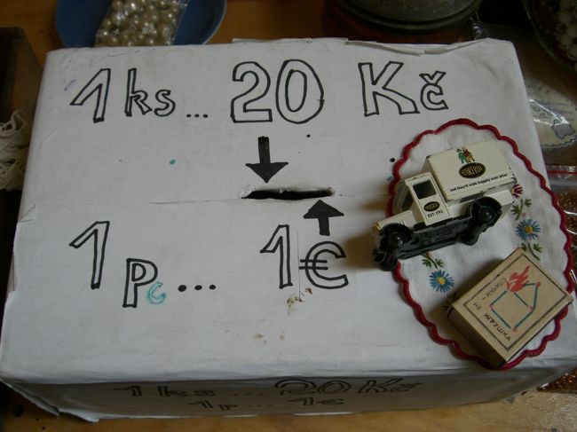 むか〜し、田舎の方で、<br />道端に野菜を売ってて、<br />お代は箱に入れるの、ありましたよね。<br /><br />そんな感じのコーナーもあって、<br />ミニカーとか、マッチとか<br />布とかありました。<br />ってか、このお代入れが手作りでかわいい☆