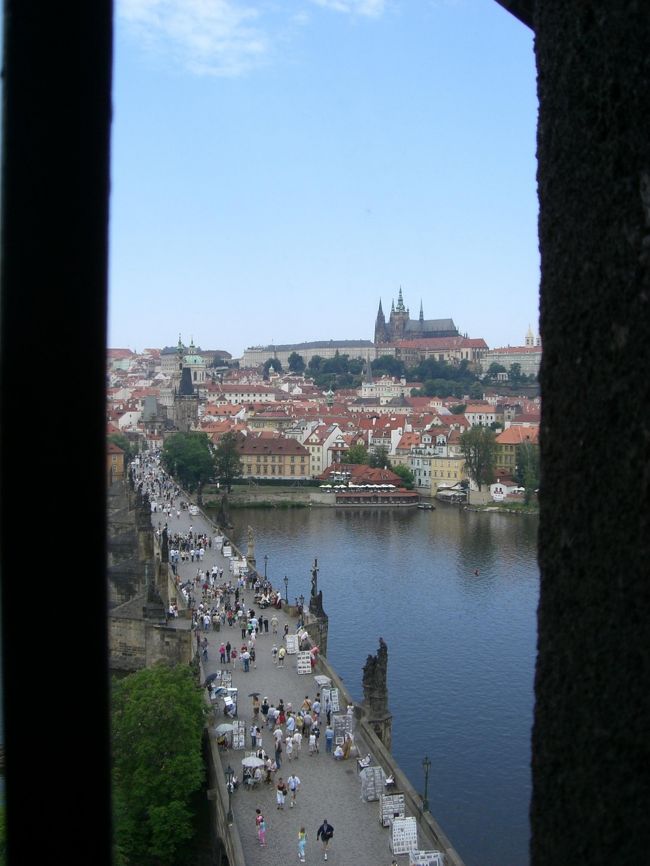 カレル橋の旧市街側のタワーに上がりました。<br /><br />カレル橋とプラハ城の両方が見れて<br />おすすめです！！<br /><br />５０か６０Ｋｃ<br /><br />ちなみにこれは、<br />塔から降りる途中、窓からの眺め。<br /><br />素敵です。。。