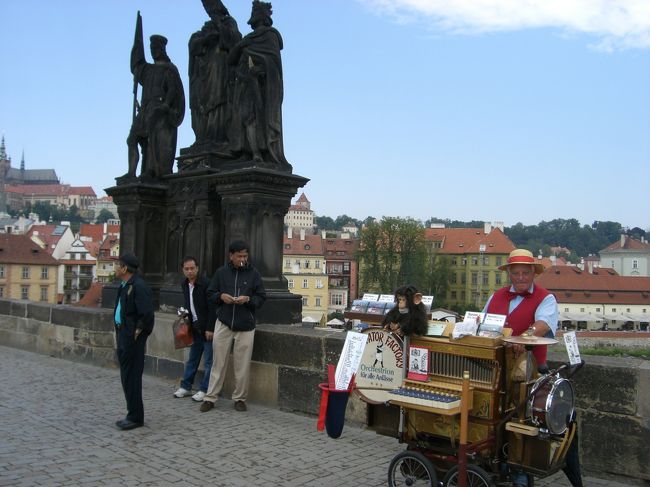 カレル橋のオルゴールおじさん。<br />いろんな人の旅行記に登場してるけど、<br />ほんと、そのままでした！<br /><br />チップを入れると、<br />笑顔で帽子をとって、<br />あいさつしてくれるよ！<br /><br />カレル橋では、<br />自分のお土産に小さな絵を買いました。<br /><br />絵描きさんはいろいろいるけど、<br />みんな自分で自分の描いた絵を売っていて、<br />それぞれ個性があって見てるだけでも<br />楽しいです☆