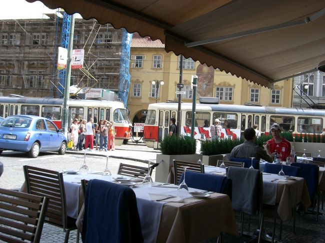 カレル橋からプラハ城に向かう<br />途中のカフェでお昼ごはん。<br />聖ミクラーシュ教会の手前かな？<br />トラム乗り場の前です。<br /><br />ＳＱＵＡＲＥってカフェで、<br />テラス席にしました。<br />正直、高めだけど、<br />こってりチェコ料理に疲れてたら、<br />普通のカフェメニューで食べやすかったです。<br />２人で<br />トマトパスタ小１３５Ｋｃと<br />クラブサンド２３５Ｋｃと<br />ボトルウォーター１２５Ｋｃを注文しました。<br /><br />