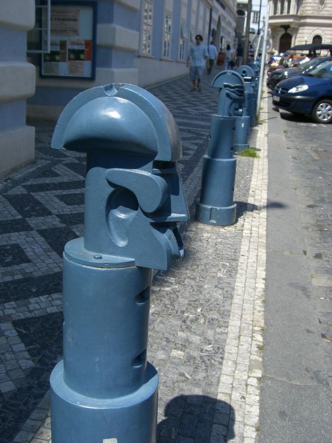 何か、笑える・・・<br /><br />聖ミクラーシュ教会の前の、<br />歩道と車道の仕切り（ってなんていうの？）の<br />柱なんですけど・・・。<br /><br />おもしろ顔。