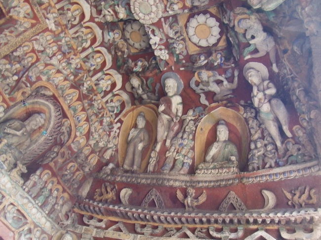 彩色が良く残ってます。<br />心配なのが、露天に近い形ですので、<br />今後この色は残せるのでしょうかということです。<br />写真も外からは取り放題です。<br />（内部での撮影は不可）<br /><br />ガイドさん曰く、<br />今後２年かけて、観光地として大々的に<br />改修するようです。<br />それが吉と出るか凶とでるかはまだわかりませんが、<br />変に商業化してほしくないと思いました。<br />