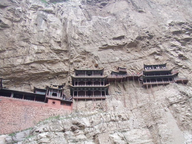 午後はタクシーをチャーターして（一台300元）<br />郊外の懸空寺と木塔を見に行きました。<br /><br />懸空寺は、実物は写真ほど迫力がないように感じました。