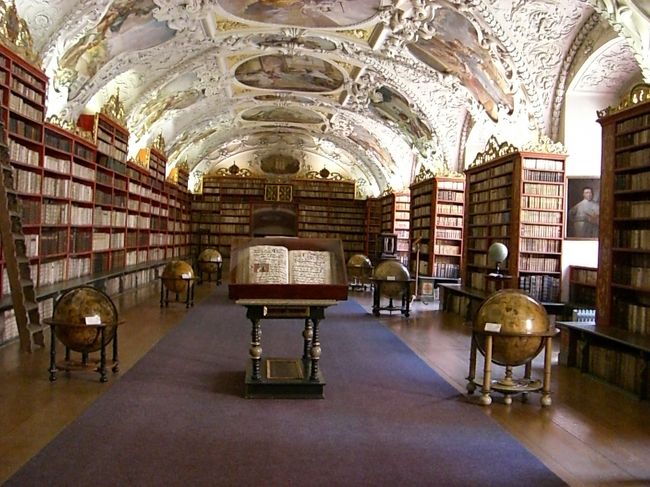 ストラホフ修道院<br />中は写真禁止だけど、（隠し撮りです・・・）<br />必見だと思います。<br />図書館の中には<br />触れるとボロボロになってしまいそうな本や、<br />哲学の間・神学の間の装飾の美しさにうっとりです。