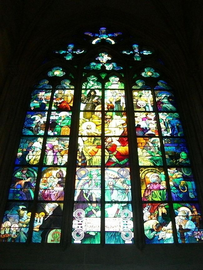 プラハ城内。<br /><br />聖ヴィート教会のミュシャの有名なステンドグラス。<br /><br />プラハ城内は共通券があることは有名ですが、<br />聖ヴィート教会は無料です。<br />私は<br />・旧王宮<br />・聖イジー教会<br />・黄金の小路<br />に入れる２５０Ｋｃのチケットを買いました。<br /><br />あっ！！聖ヴィート教会がない！！<br />って思って確認したら、Ｆｒｅｅだよって<br />教えてくれました。