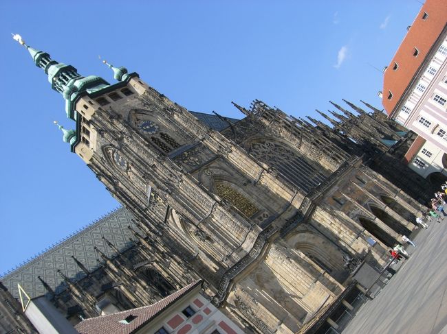 聖ヴィート教会の横側。<br /><br />大きすぎて、入りきらない〜