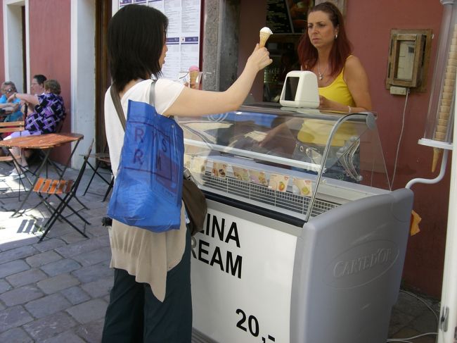 黄金の小路のチケットチェックゲート前で<br />アイスを買いました。<br /><br />ほんと、暑い日だったんで