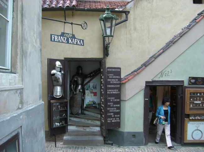 黄金の小路のゲートを入ると<br />いきなり中世博物館の入口。<br />右にあるのは時計屋さんで、<br />本当のアンティークだけじゃなく、<br />お手頃なアンティーク風の置時計もあります。<br /><br />