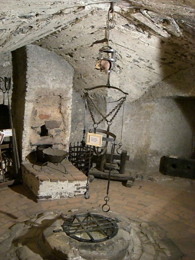 ダリボルカ塔。<br /><br />お城の敷地の一番端っこ。<br />左手に地下に降りる小さな階段があって、<br />そこを下がると、処刑場がありました・・・。<br /><br />人型になった、体を固定する鉄の鎖。<br />銃口は頭に向けられていて、<br />下には処刑後死体を落とすのか、<br />井戸のような穴があいていました。。。<br /><br />正直、不気味だけど、<br />なんか、考えさせられます・・・。