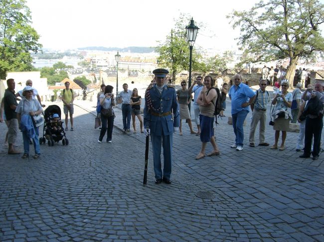 プラハ城から出る時、<br />裏門側だけど、<br />衛兵交代してました。<br /><br />どうりで、出口がえっらい混んでると思った。<br /><br />