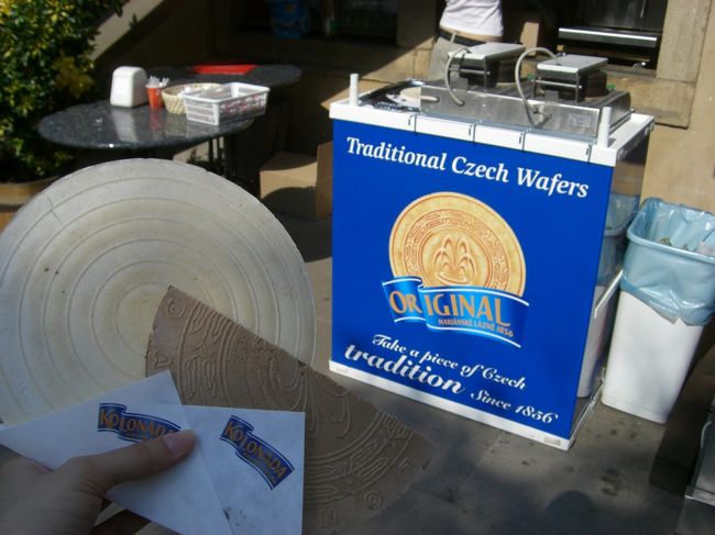 スパワッフル発見♪<br /><br />しかも、なんとタダ！<br />お菓子メーカーのプロモーションみたいでした！<br />ラッキー★<br /><br />あとで、ＴＥＳＣＯでちゃんと買いましたよ！<br /><br />焼きたてはあったかくて、<br />疲れた体に甘いのがしみる〜