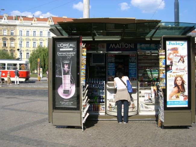 相方がトラムのチケットを買ってます。<br /><br />地下鉄の券売機で買うのと、<br />チケットのデザインはちょっと違います。