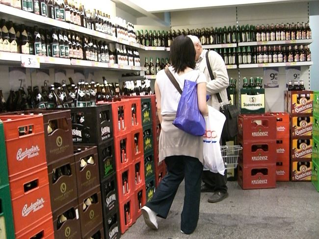 ビールコーナー。<br /><br />確かに、安いかも。<br />底値は一本３Ｋｃ<br />平均７〜９Ｋｃ。<br />水は１０Ｋｃくらいはするからな。