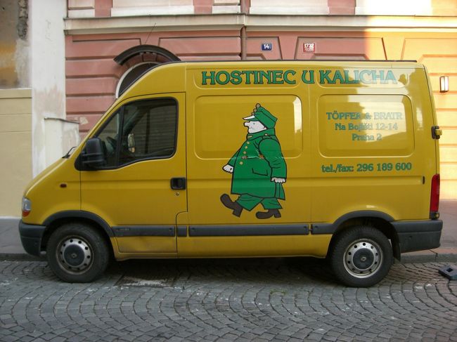 夜ごはんは、ウ・カリハ<br /><br />地下鉄から少し歩くけど、<br />駅からちょっと行くと、<br />「こっち→」「こっち↑」<br />って看板が出てるから、分かりやすいです。<br /><br />"Where are you from?"<br />って聞いてくれて、<br />日本語メニューを持ってきてくれました。<br />メニューも、何十種類もあるみたいでしたよ！