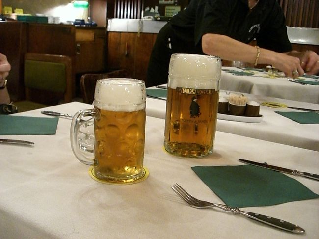 ビールを頼むと、<br />女性は大ジョッキ<br />男性は特大ジョッキ<br />で運ばれてきます。<br /><br />私たちは女２人だったので、<br />お隣のを撮らせてもらいました。<br /><br />「彼ら、私がビール大好きなの知らないのよ〜」<br />って女性は残念そうだったけど、<br />いやいや、結構大きいと思いますよ。