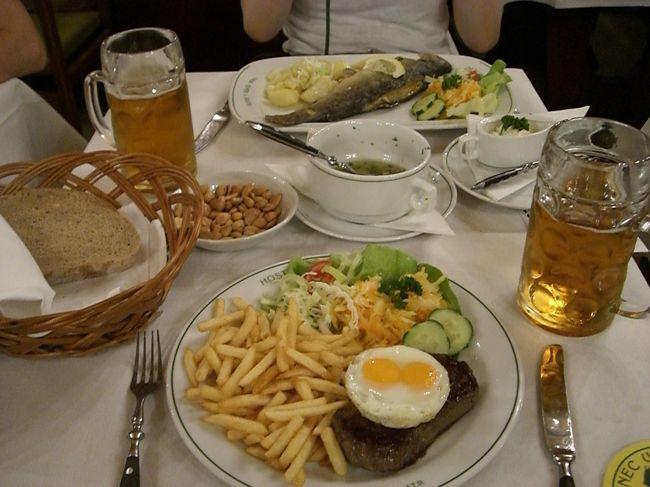 ２００ｇ兄弟のビフテキ<br />揚げじゃがいものつけあわせ　　３００Ｋｃ<br /><br />１５０ｇ焼き鯉のレモンソース<br />じゃがいものつけあわせ　　　３００Ｋｃ<br /><br />チェコ風オニオンスープ　　６０Ｋc<br /><br />他にサラダ頼みましたが、食べきれない・・・。<br /><br />お味は、お肉もお魚もクセもなくておいしかったです！<br /><br />サラダは付け合わせであったから、<br />頼まなくてよかったな・・・。