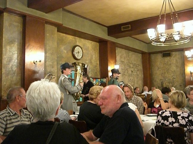 演奏なんぞもあり。<br /><br />落書きみたいな壁画もかわいい！