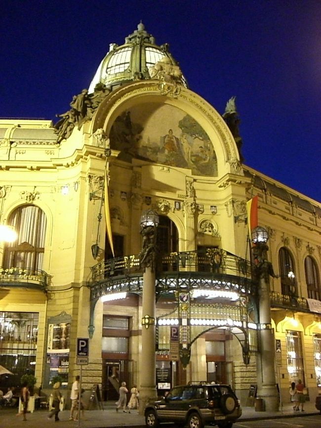 帰りはムーステクまで地下鉄で、<br />ここから共和国広場まで歩きました。<br /><br />夜もいいね！<br />市民会館。<br />