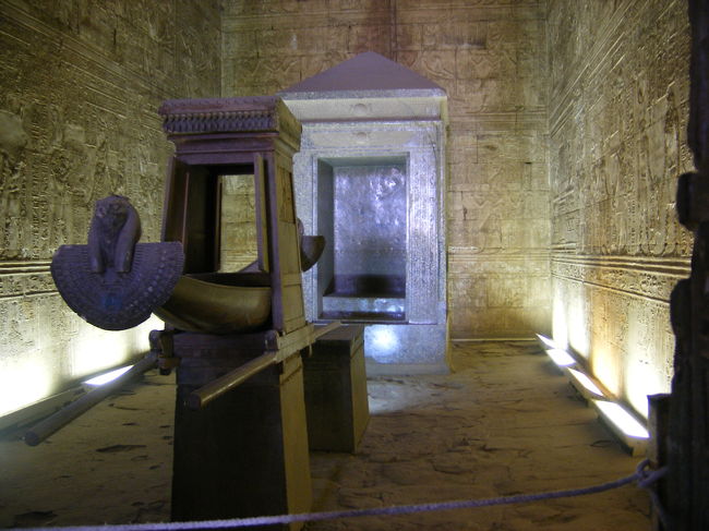 復元された聖なる船。奥には至聖所が見える。