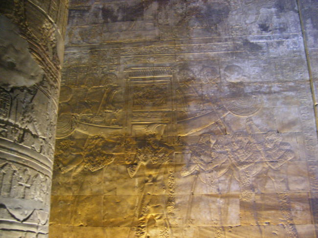 聖なる船を担ぐレリーフ。