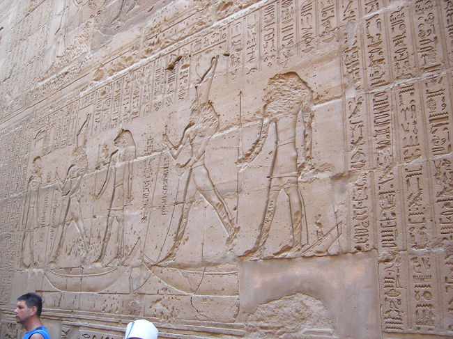 回廊の壁に描かれたレリーフ