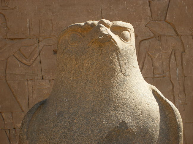 塔門前のホルス