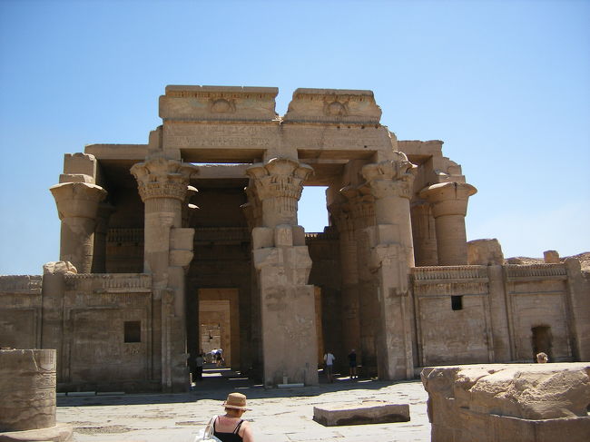 コム・オンボ神殿。ルクソール南１６７ＫＭ、アスワン北４６ＫＭ、ナイル川東岸の町で、かってはオンボスと呼ばれていた。アラビア語でオンボスの丘をコム・オンボスと言う。<br />神殿は町中より南西２ＫＭナイル川に面して建っている。エジプトでは珍し城壁で防備した丘、アクロポリス様な建物である。この神殿はすべてが２重構造で神殿がそれぞれ３対神から成る２つのグループの神々に捧げられた。