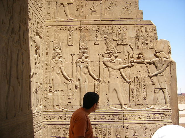 コム・オンボ神殿のレリーフ