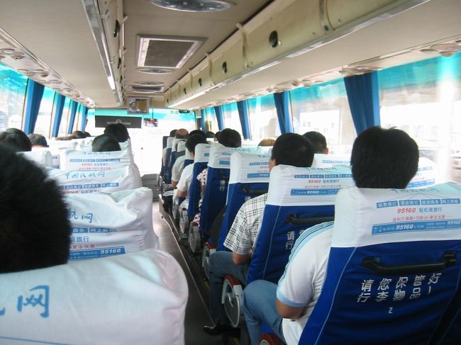 16元のバスに乗ってみた。<br />空港から市内へ約1時間。<br />やっぱり汚い座席でした。。<br />女の子には厳しいかも。