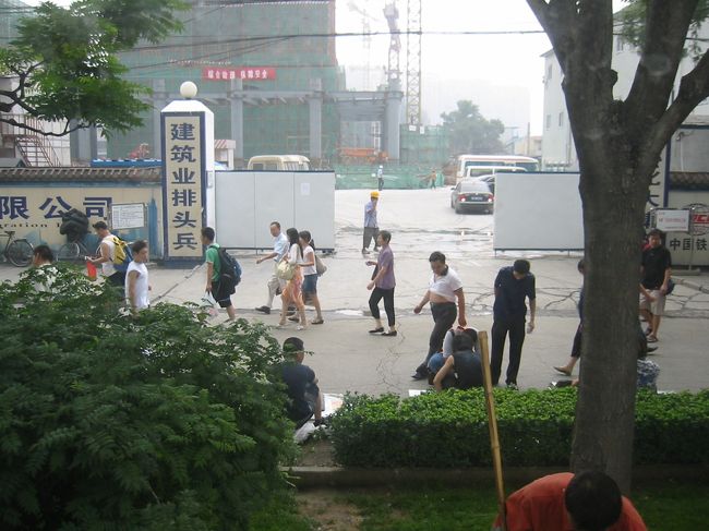 バスの中から撮影。<br />お腹を出してるおじさんを数人見かけました。<br />