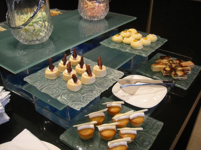 ラウンジは午後ティータイム。<br />お菓子はどれも美味しかった。<br />チョコもありました。