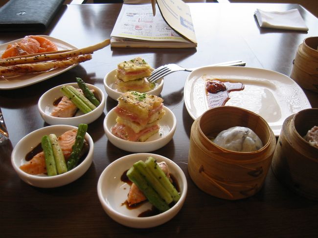 ラウンジの夕方はカクテルタイム。<br />アルコールが飲み放題です。<br />食べ物全部美味しかった。<br />宿泊客が少ないのか、終始誰もいませんでした。