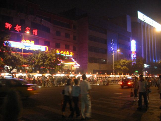 王府井へ。<br />屋台がいっぱい。<br />ゲテモノが売られていました。。