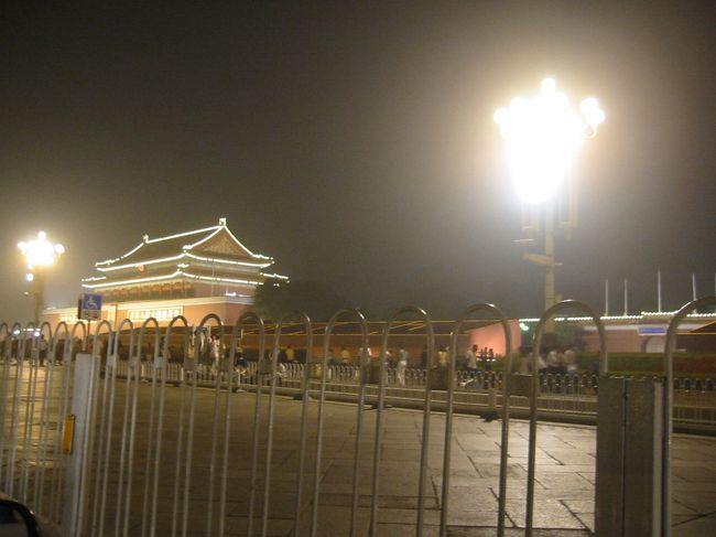 夜の天安門。<br />ライトアップされていました。