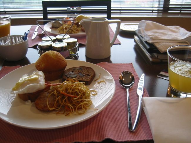 ラウンジでの朝食。<br />甘党の私には朝からマフィンは嬉しかったです。