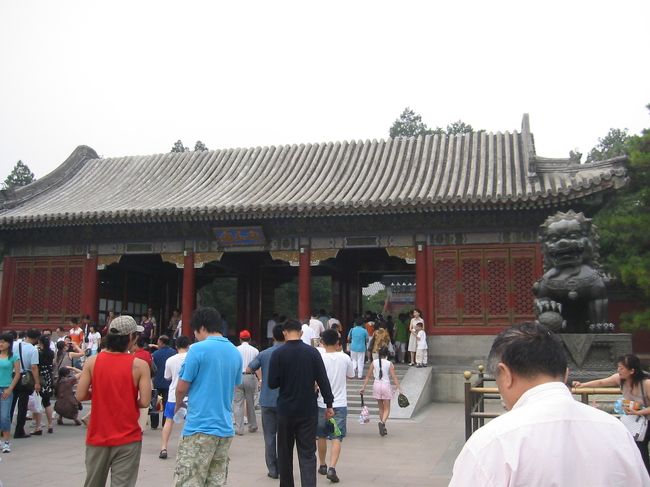 イワ園は東宮門から入場しました。<br />切符売り場は誰も並ばないから押し合いでした。