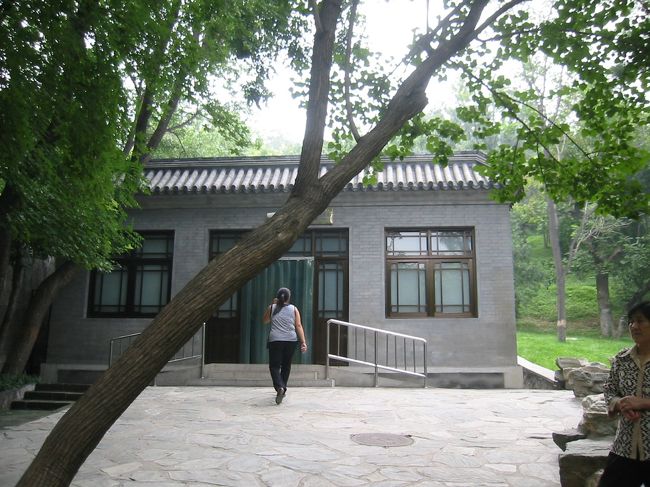 イワ園の中のトイレ。<br />整備されていて日本の駅のトイレより少しマシなくらいでした。紙はありません。水はとても冷たかったです。冷房きいていました。