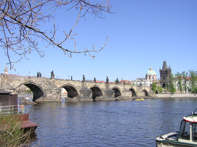 カレル橋！<br />橋の上は楽しいよ〜〜！<br />絵を描いてたり売ってたり、アクセサリーなんかもある！<br />演奏してる人たちもいて昼間は橋が落ちちゃうくらいたくさん人がいるの。