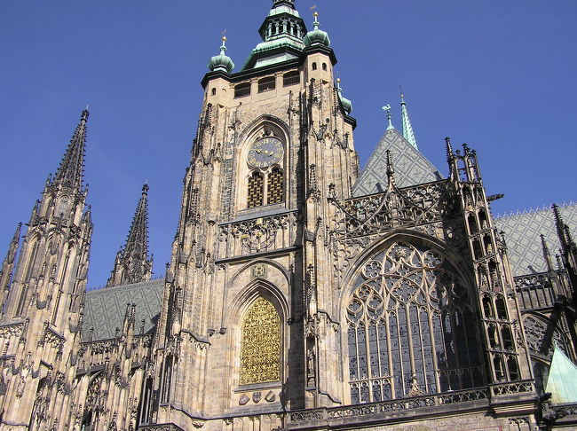 プラハ城の聖ヴィート協会。<br />なんかちょっとケルン大聖堂ににてるかも。<br />なかはすごい人です。