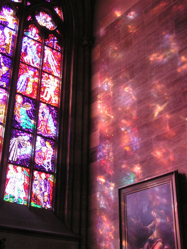 なんて美しいんでしょう・・。<br />ステンドグラスの光が壁に映っています。